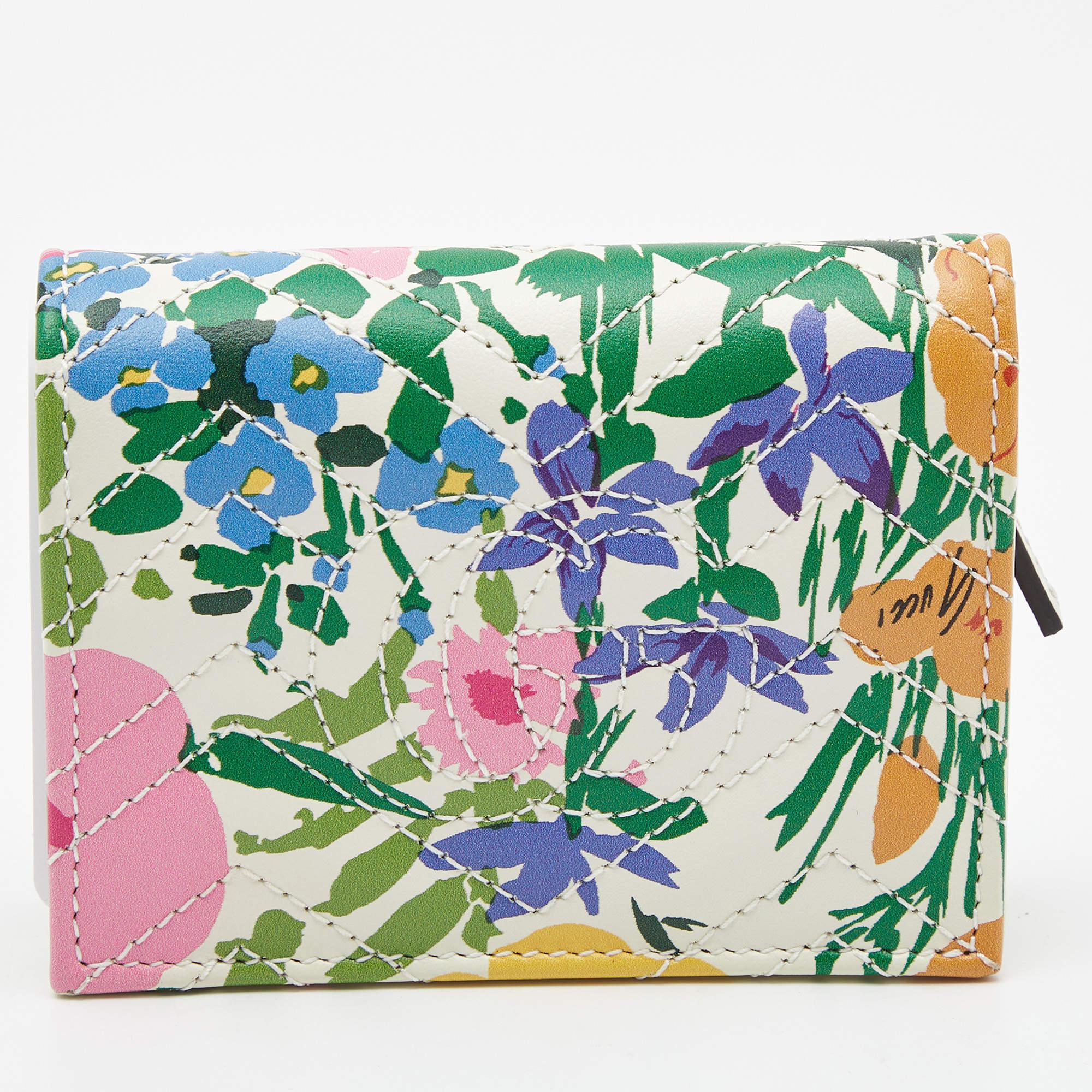 The Gucci x Ken Scott GG Marmont Card Case is a stunning blend of luxury and artistry. Crafted from supple leather, it features a vibrant floral motif by Ken Scott, exuding elegance and sophistication with every use.

Includes: Original Dustbag,