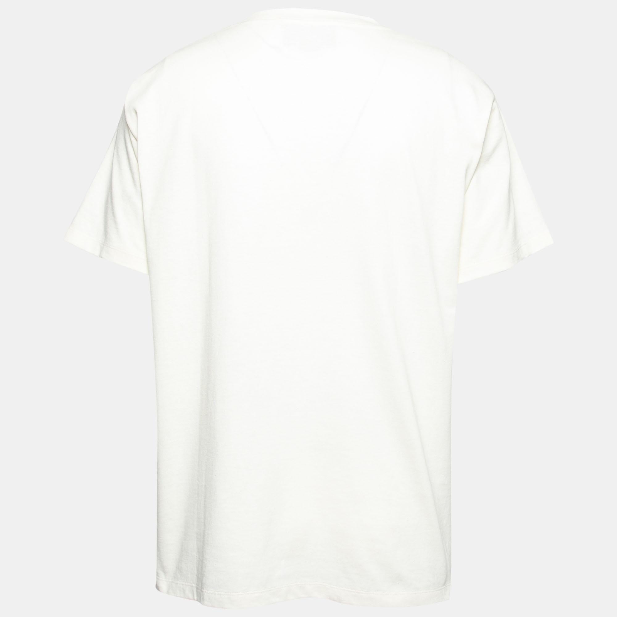 In a collaboration with The North Face, Gucci observes the idea of exploration and adventure. The t-shirt is made from cotton in a creamish shade and features The North Face's prominent half-domed stripe logo integrated with Gucci's signature Web