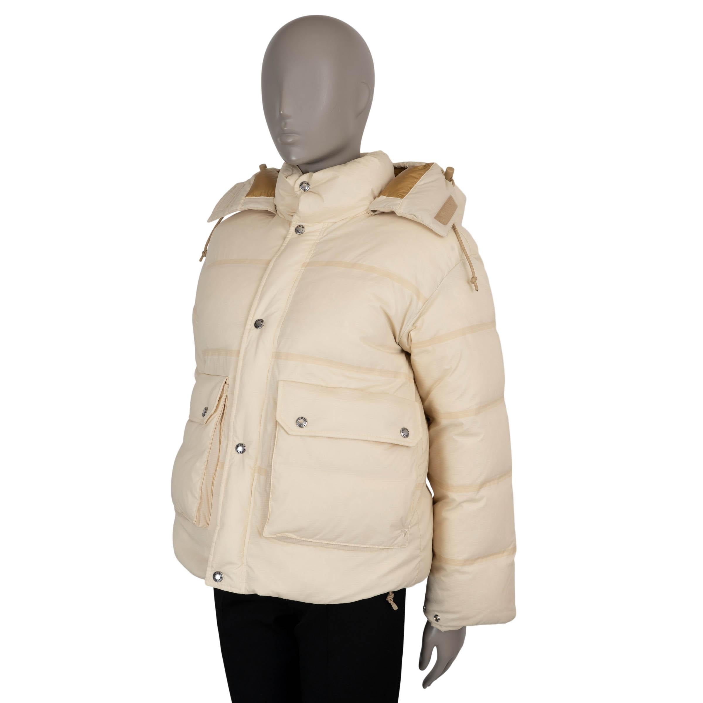Questa giacca puffer Gucci x The North Face, autentica al 100%, è realizzata in poliammide color crema (88%) ed elastan (12%) e presenta la grafica a trasferimento termico The North Face x Gucci sulla schiena. Progettato con una silhouette cropped,