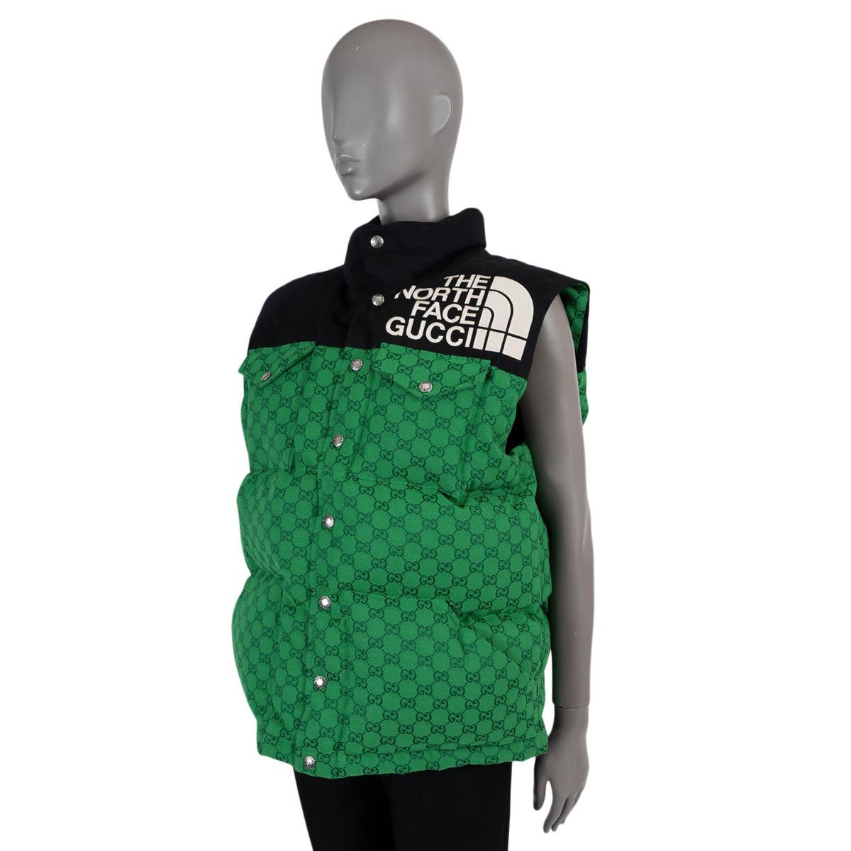 100% authentische Gucci x The North Face Daunenweste in grünem GG Monogram und schwarzer Baumwolle (71%) und Polyester (29%). Mit hohem Halsausschnitt und zwei Pattentaschen auf der Brust. Schließt mit Druckknöpfen auf der Vorderseite und ist mit