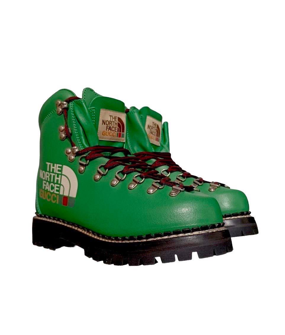 Gucci x The North Face signed boot, made in green leather, with silver hardware. It features the collaboration of the two brands on the outside. Suitable for the mountain. Number 41 and a half. The item is in excellent condition, like new.
