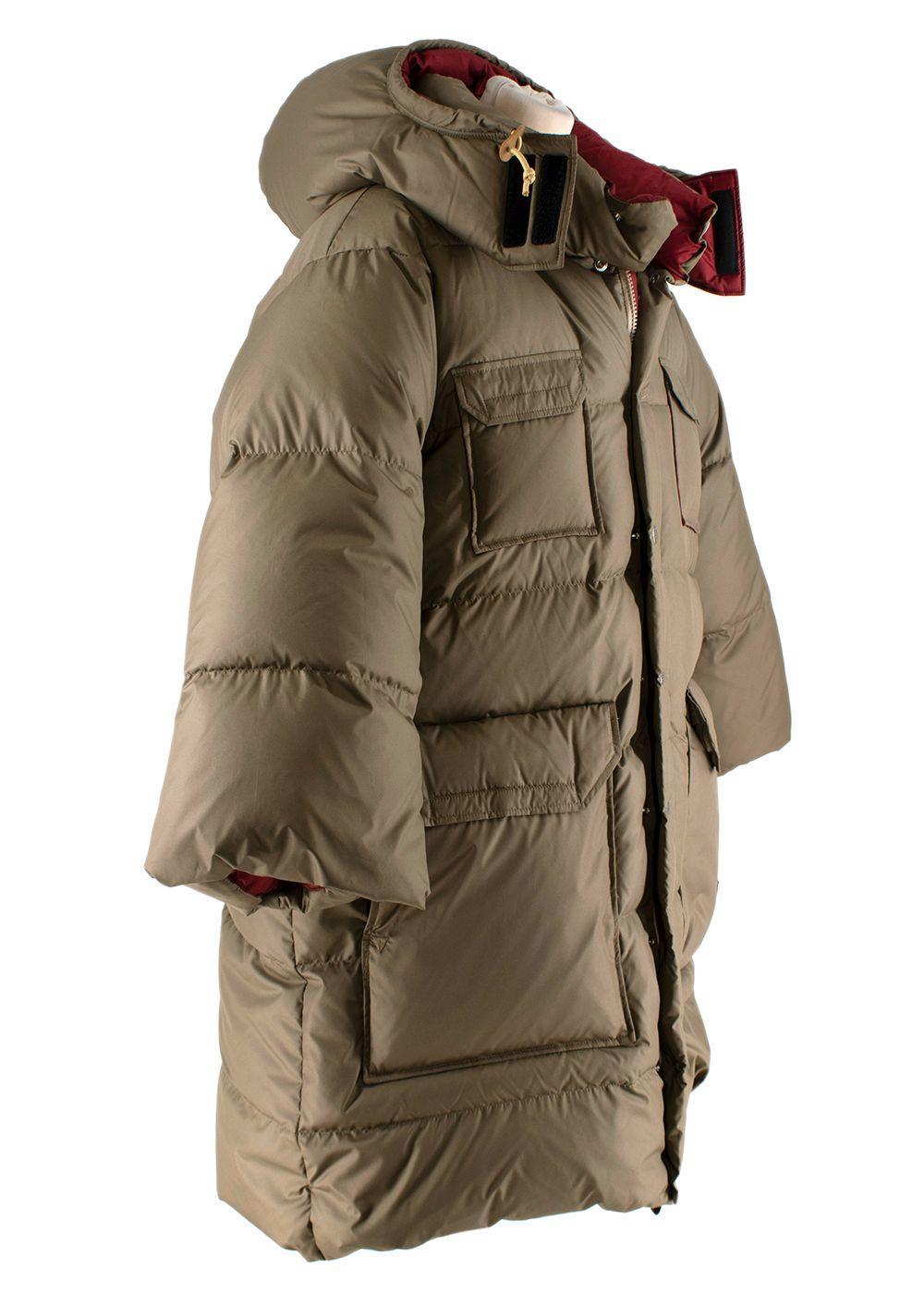 Gucci x The North Face Abrigo de plumas caqui limitado

- Nylon ripstop ligero con acolchado de plumón
con capucha
- 4 bolsillos delanteros de parche
- Detalle del logotipo de Gucci x The North Face
- Totalmente forrado
- Relleno de plumón de