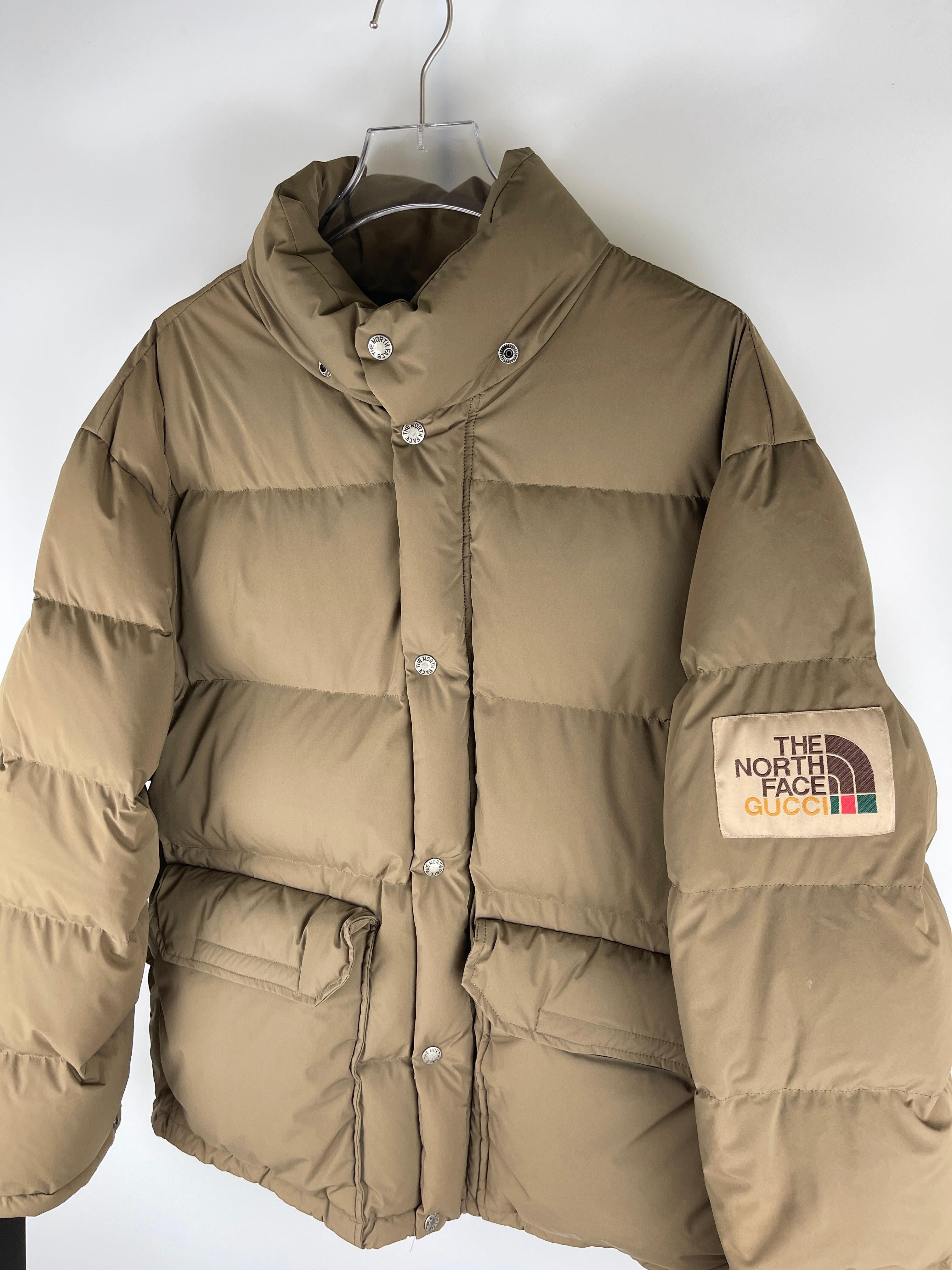 From the collaborate capsule of Gucci and The North Face.

Size: XXL, very oversized and could fits everybody.

Condition: The item is in damaged condition, with no attached hood and there's a flaw at the back of the item.

Please message us with