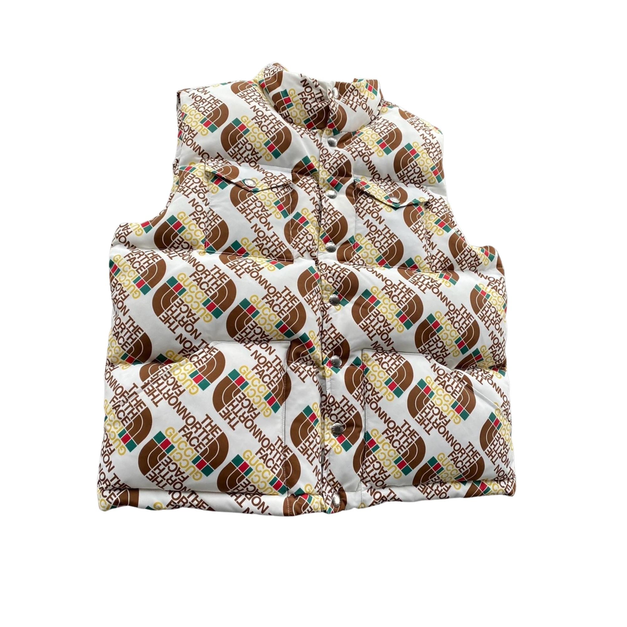 Diese Gucci X The North Face Down Filled Logo Puffer Vest ist Teil einer der angesagtesten Kollaborationen des Jahres 2021 und ist praktisch und modisch zugleich! Limitierte Auflage, die über den VIP-Zugang erworben wurde.  Neu mit Tags und