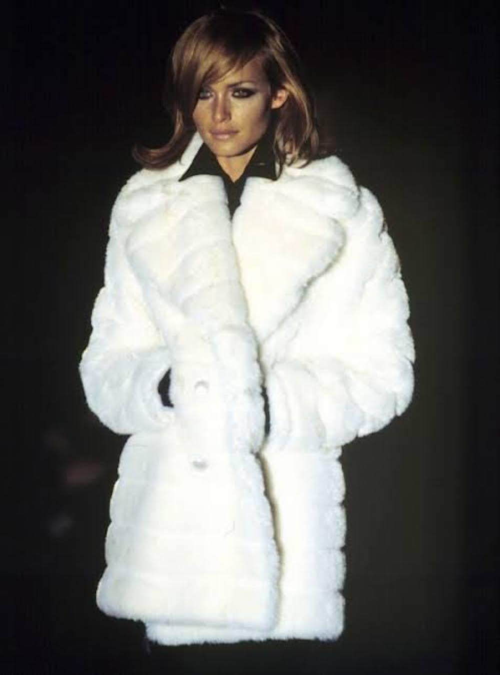 Gucci x Tom Ford A/I 1995 cappotto iconico in pelliccia sintetica in vendita 3