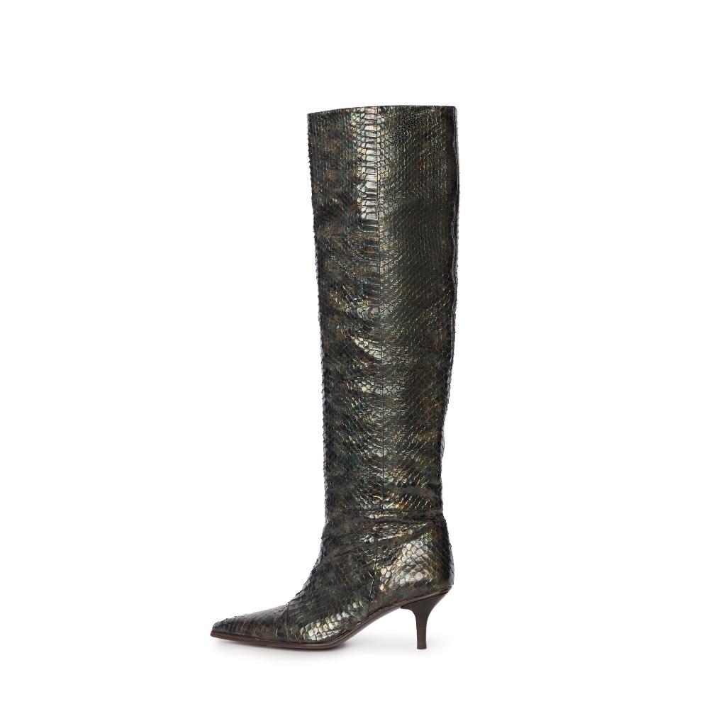 Entra nel lusso con questi iconici stivali Gucci in pitone dell'epoca di Tom Ford. Realizzati in vera pelle di pitone, questi stivali trasudano eleganza e avanguardia, con un tacco scolpito che ne esalta la silhouette. La texture ricca e il fascino