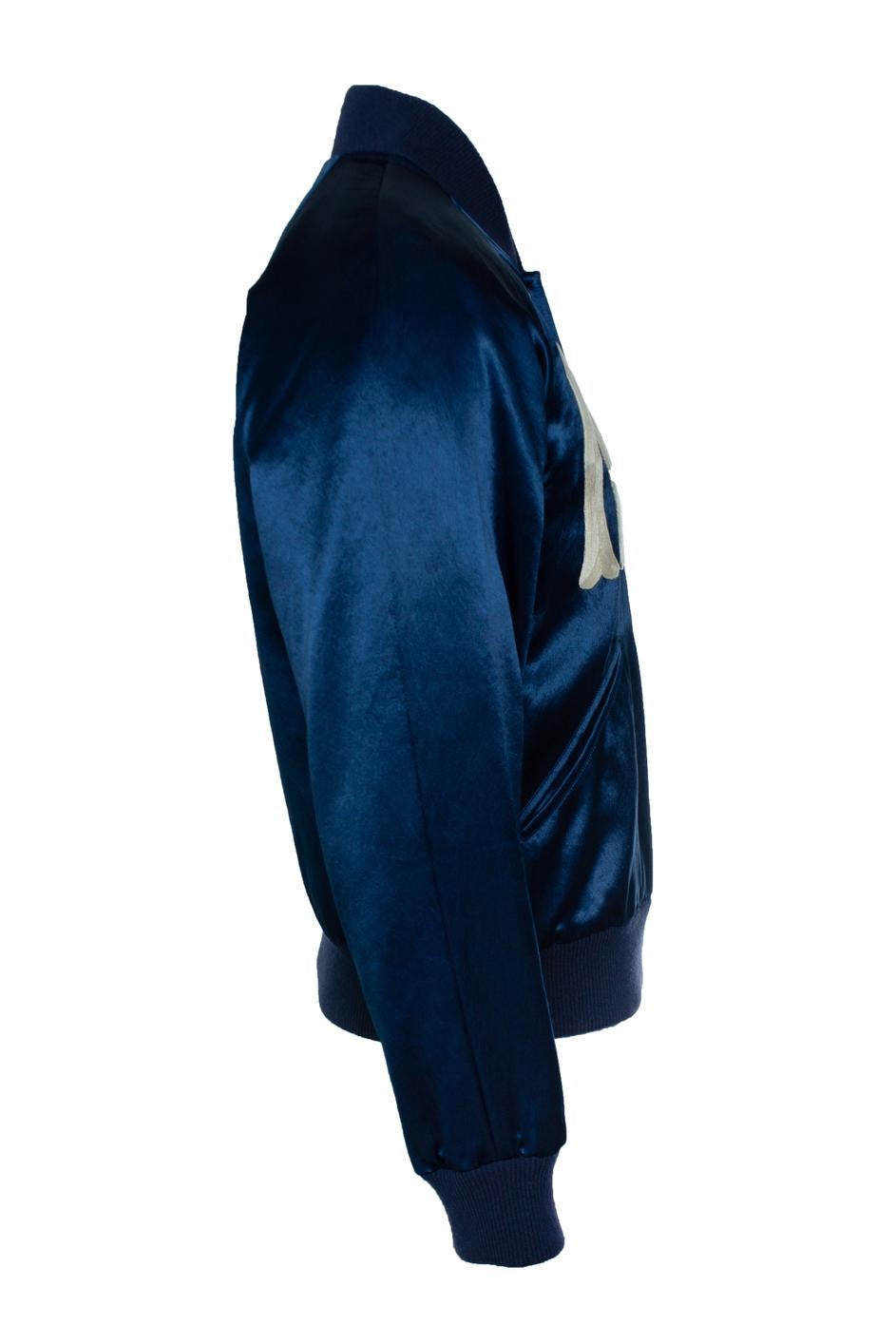 Gucci, bomber Yankees in blu. L'articolo è in ottime condizioni.

CONDIZIONE: ottime condizioni

TAGLIA: IT48 - M.

MISURE: lunghezza 64 cm, larghezza 54 cm, vita 53 cm, larghezza spalle 50 cm, lunghezza maniche 66 cm.

MATERIALE: 100%