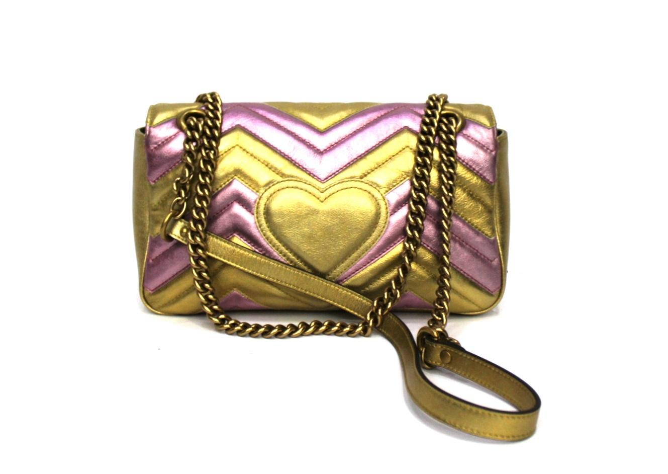 Gucci Marmont line bag in multicolor leather. Hook closure, leather shoulder strap and chain.

Gilded hardware, internally capacious. The bag is in excellent condition.