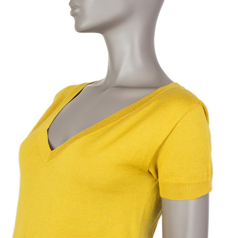 Gucci light sweater in mustard cashmere (70%) and silk (30%) with a v-neck, short sleeves and a strawberry embroidery on the front. Unlined. Has been worn and is in excellent condition.

Tag Size S
Size S
Shoulder Width 90cm (35.1in)
Bust 88cm