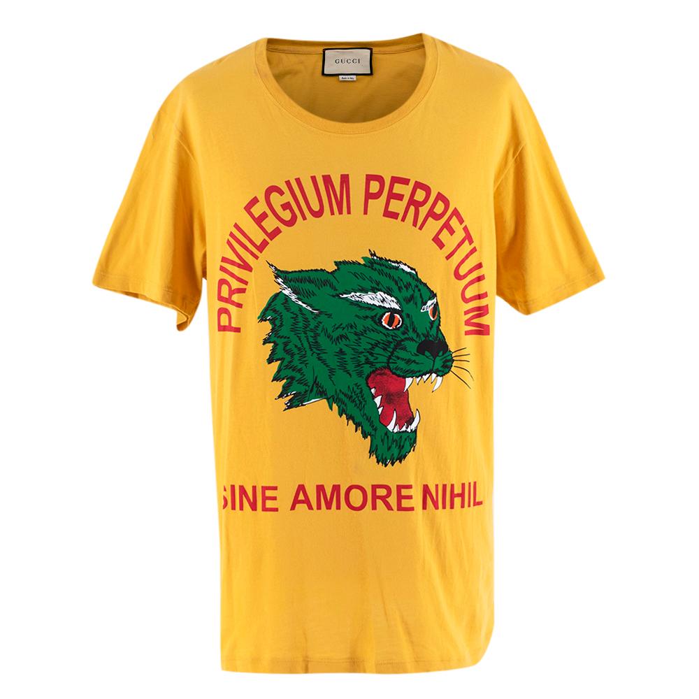 Gucci Yellow Cotton Tiger Print T-shirt

Alessandro Michele's iconic animal menagerie comes to life in this yellow tiger-print T-shirt. Made from cotton-jersey, the red and green print is framed with the Latin motto 'Privilegium perpetuum sine amore