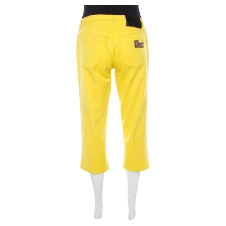 Gucci ha proposto questo fantastico paio di jeans di colore giallo brillante, con una lunghezza ridotta. Realizzati in un perfetto misto cotone, questi jeans hanno tasche multiple e un logo del marchio sul retro. Sono complete di chiusura con