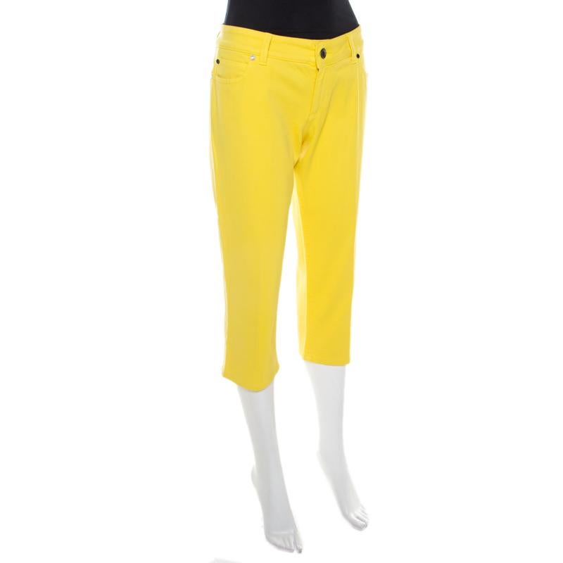 Gucci has come up with this amazing pair of denims that are adorned in a bright yellow hue feature a cropped length. Crafted out of a perfect cotton blend, these jeans have multiple pockets and a brand logo at the rear. They are complete with button