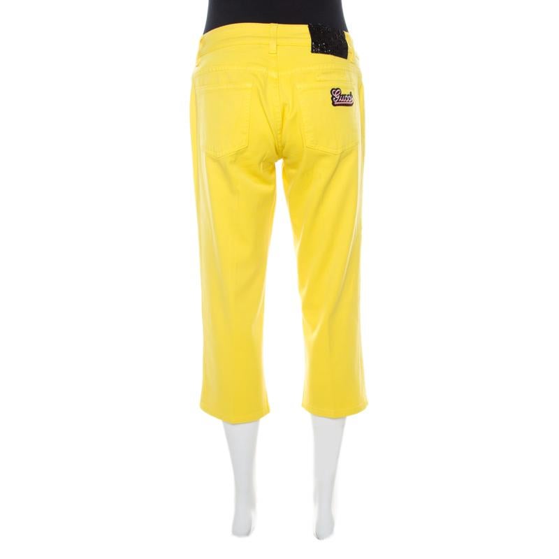 Gucci has come up with this amazing pair of denims that are adorned in a bright yellow hue feature a cropped length. Crafted out of a perfect cotton blend, these jeans have multiple pockets and a brand logo at the rear. They are complete with button