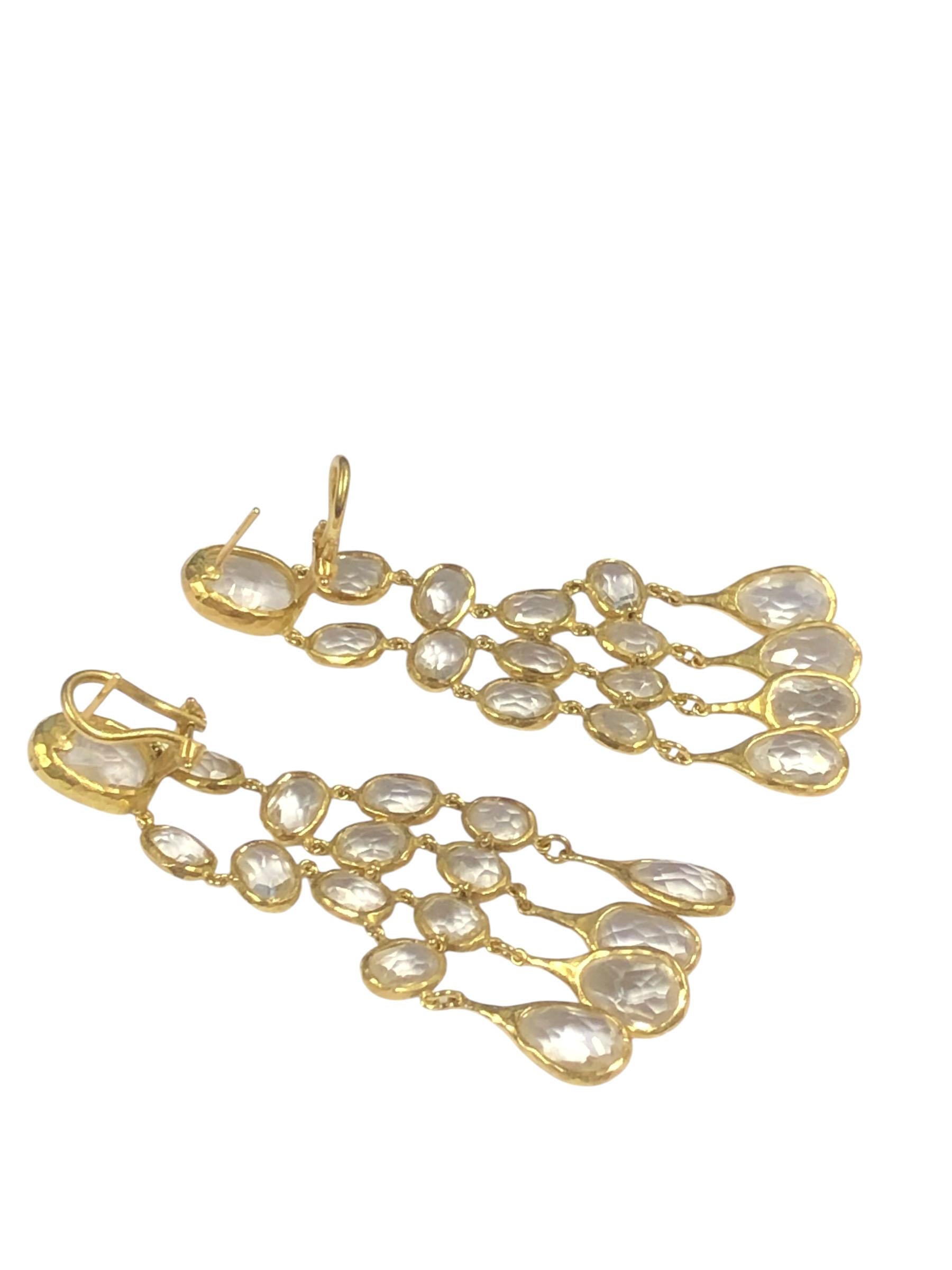 Orecchini a lampadario in oro giallo 18k Gucci, circa 2015, misurano 2,5/8 pollici di lunghezza e poco più di 1 pollice di larghezza nel punto più largo. Ogni sezione è articolata per un grande movimento del penzolo e i cristalli di quarzo chiaro