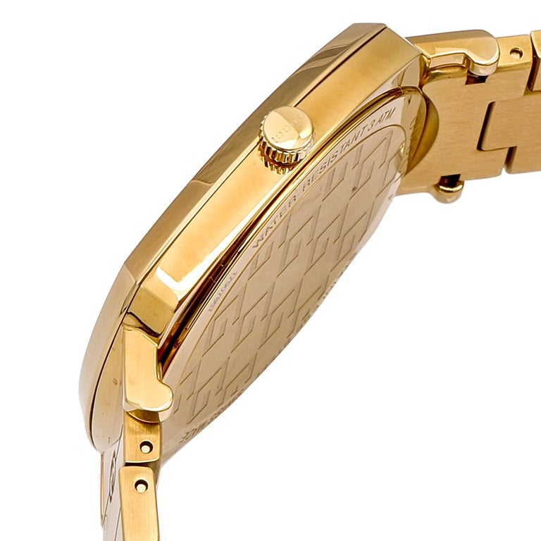 Gucci Montre-bracelet pour femme 35 mm avec poignée en acier inoxydable plaqué  or jaune 157,4 En vente sur 1stDibs