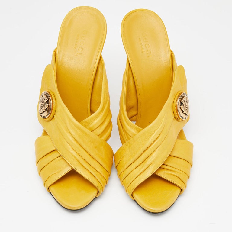 Gucci - Sandales à glissière en cuir jaune avec croix Hysteria, taille 37,5  En vente sur 1stDibs