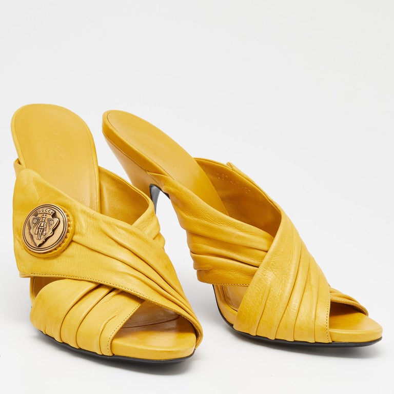 Gucci - Sandales à glissière en cuir jaune avec croix Hysteria, taille 37,5  En vente sur 1stDibs