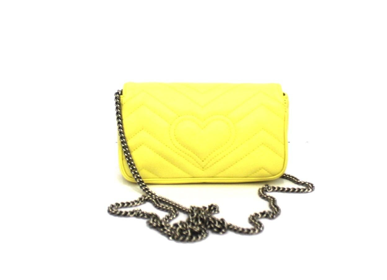 Gucci Marmont line mini bag made of soft yellow leather with silver hardware.

Equipped with chain shoulder strap. Button closure, internally not very large.

Like new condition, with its original dust bag.