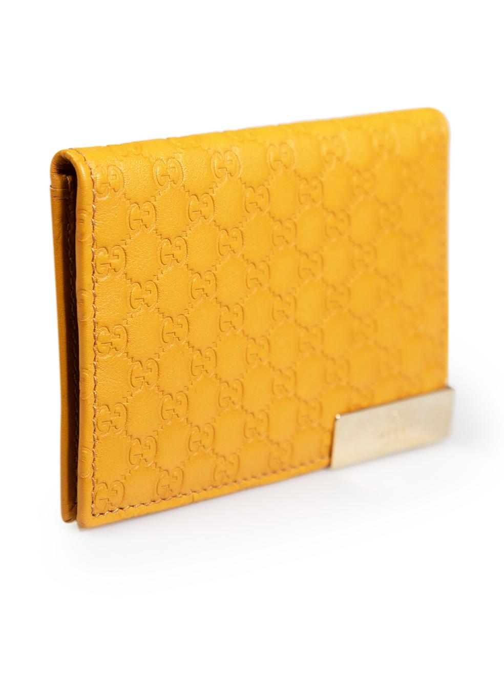 CONDITION is Very good. Minimal wear to cardholderis evident. Minimal wear to the inside where two small mark can be seen on this used Gucci designer resale item. This item comes with an original box.
 Details
 Yellow
 Leather
 Cardholder
 Gold