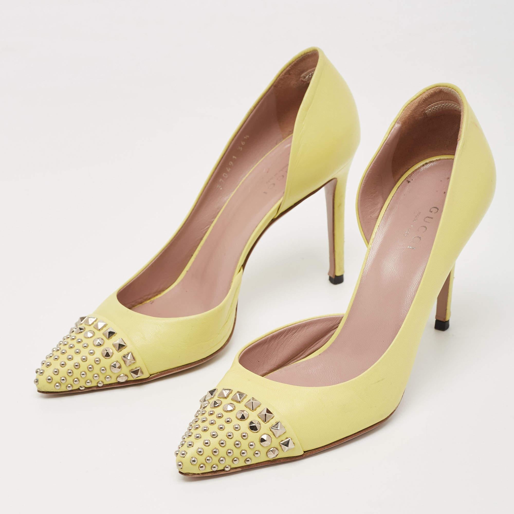 Des chaussures merveilleusement fabriquées ajoutées avec des éléments notables pour bien s'adapter et s'associer parfaitement à tous vos projets. Faites vôtres ces escarpins jaunes Gucci dès aujourd'hui !