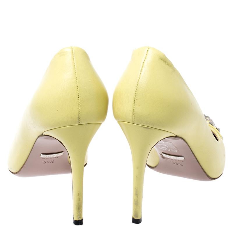 Gucci Yellow Leather Studded Pointed Toe Pumps Size 38.5 In Good Condition In Dubai, Al Qouz 2