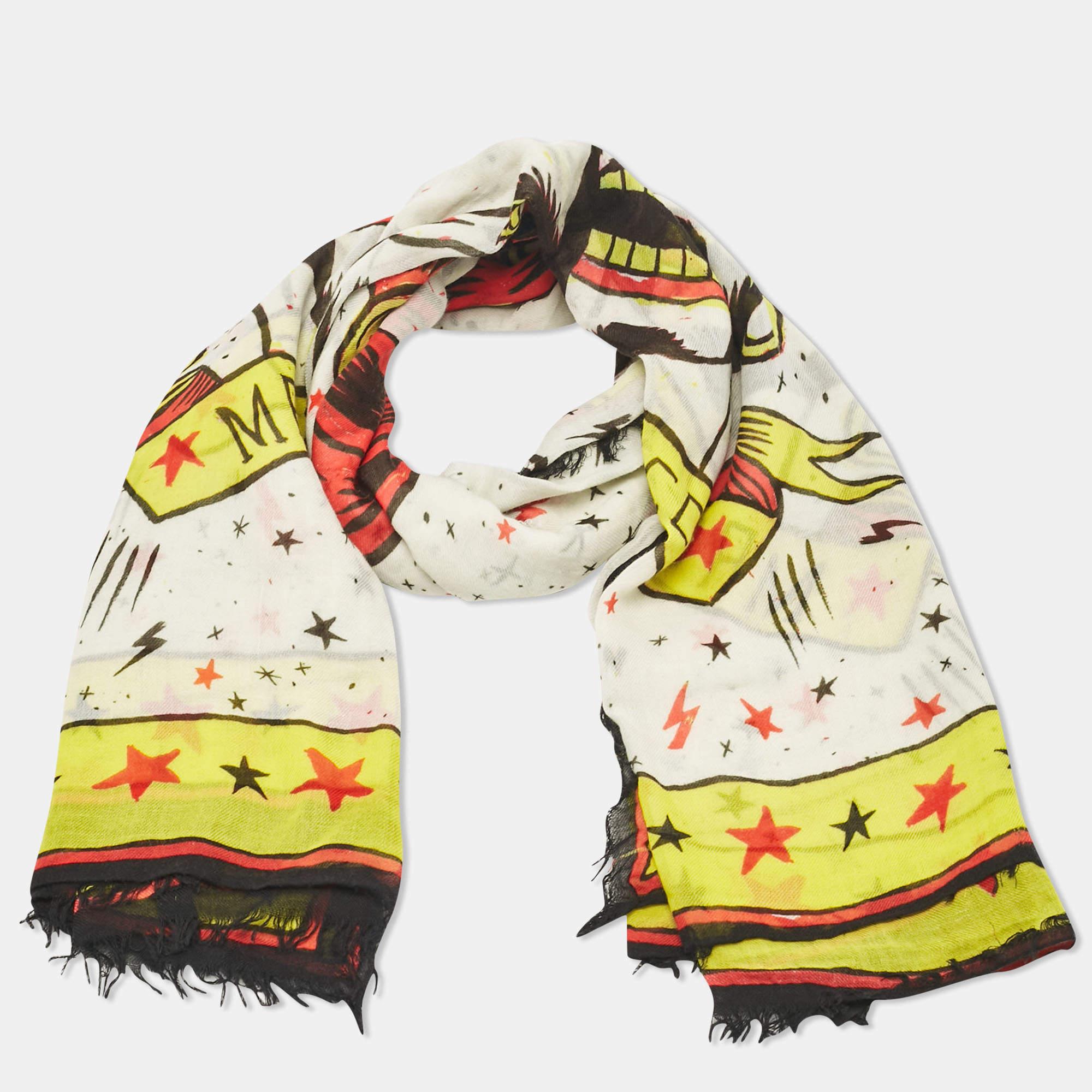 Complete your outfit with this meticulously crafted Gucci scarf. Prints and timeless design unite for an exquisite accessory that exudes sophistication and style.