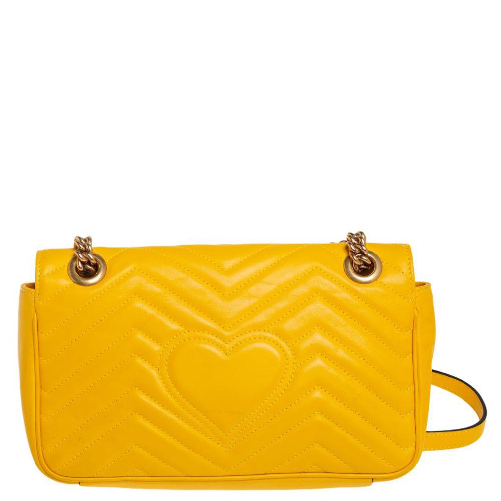 This Marmont bag has been exquisitely crafted from yellow matelassé leather and equipped with a well-sized Alcantara interior. On the front flap, there is a GG logo and a shoulder strap is provided for you to swing the bag. In every stride, swing,