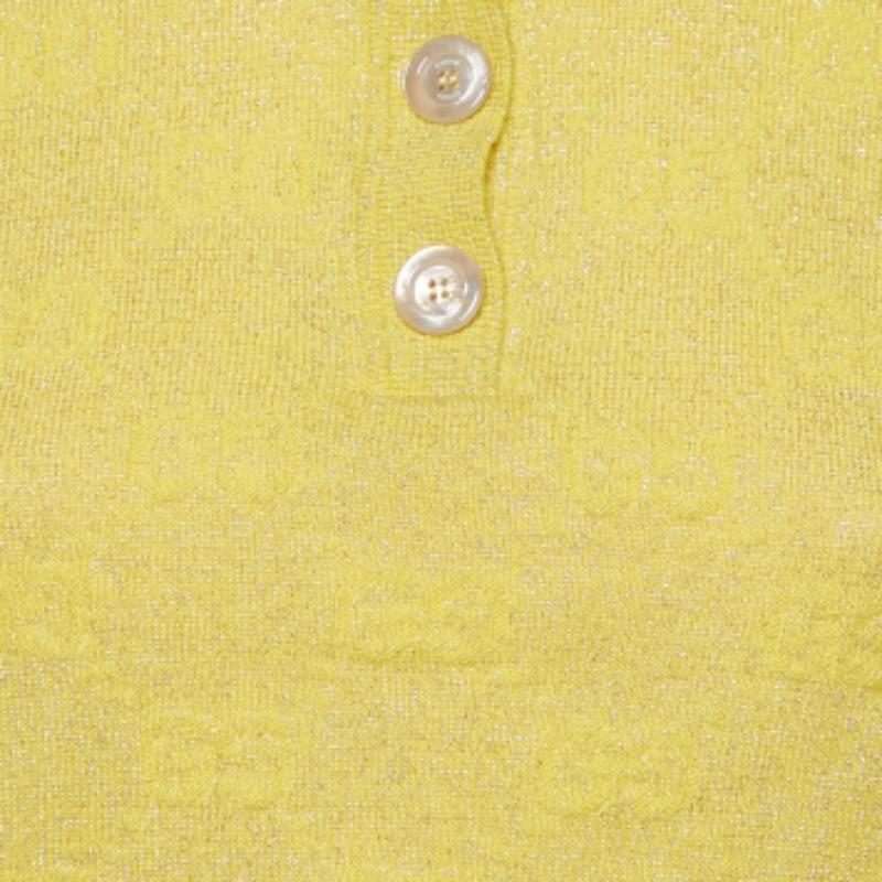 Le magliette polo sono sempre state un classico per chiunque. Questa versione è realizzata su misura utilizzando i migliori tessuti per una vestibilità confortevole. Completa il tuo look casual con un paio di pantaloncini e scarpe da ginnastica.