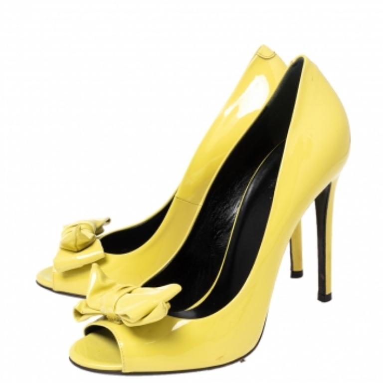 Choisissez cette paire d'escarpins Gucci pour afficher un look simple mais élégant. Accessoirisez avec un minimum de bijoux pour que tous les regards se portent sur cette paire d'escarpins en cuir verni. Elles se déclinent dans une jolie nuance de