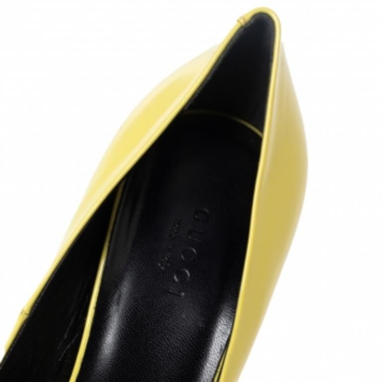 Gucci escarpins à bout ouvert en clodine verni jaune, taille 38 Bon état à Dubai, Al Qouz 2