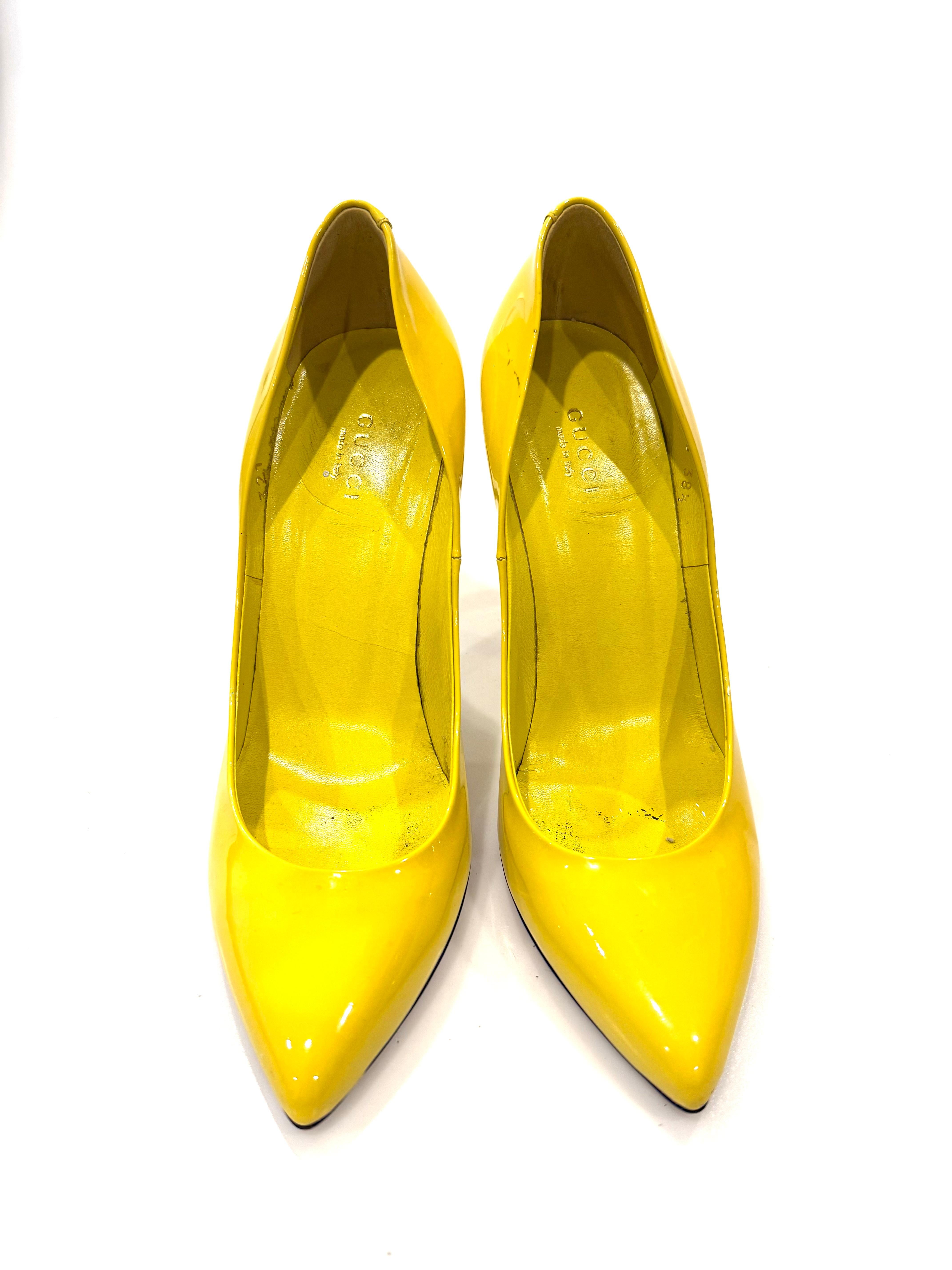 Gucci Gelbe Lackleder Heels  Größe 38.5


Diese gelben Gucci Lacklederabsätze in Größe 38,5 sind eine stilvolle und vielseitige Ergänzung für die Garderobe einer jeden Frau. Mit ihrer spitzen Spitze, dem ultrahohen Stilettoabsatz und dem