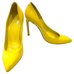 Tacones de charol amarillo Gucci  Talla 38.5