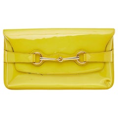Gelbe Horsebit-Clutch aus Lackleder von Gucci