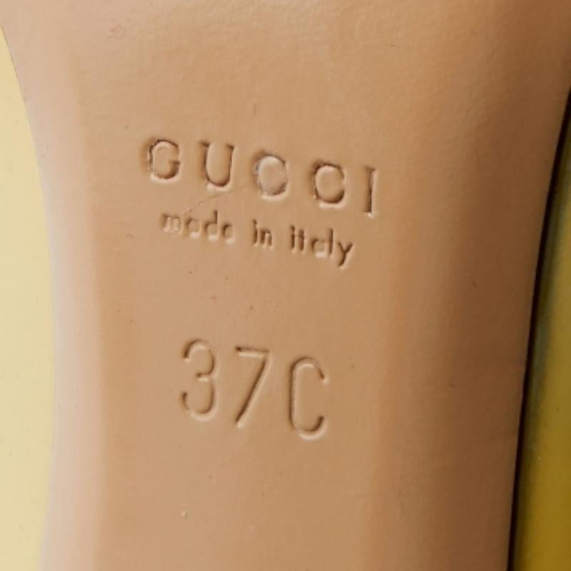 La estética atemporal de Gucci y su artesanía estelar en la fabricación de calzado se hacen evidentes en estos impresionantes zapatos de salón. Confeccionados en charol de color amarillo, están rematados con el característico detalle Horsebit y