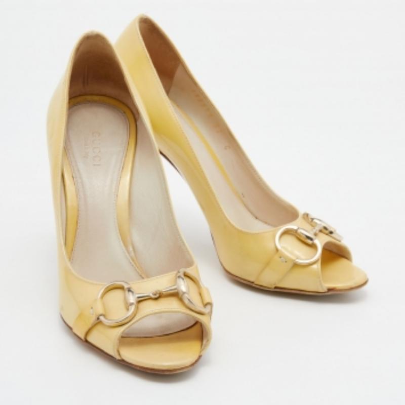 Gucci amarillo charol Horsebit Peep Toe Bombas Tamaño 37 en venta 1