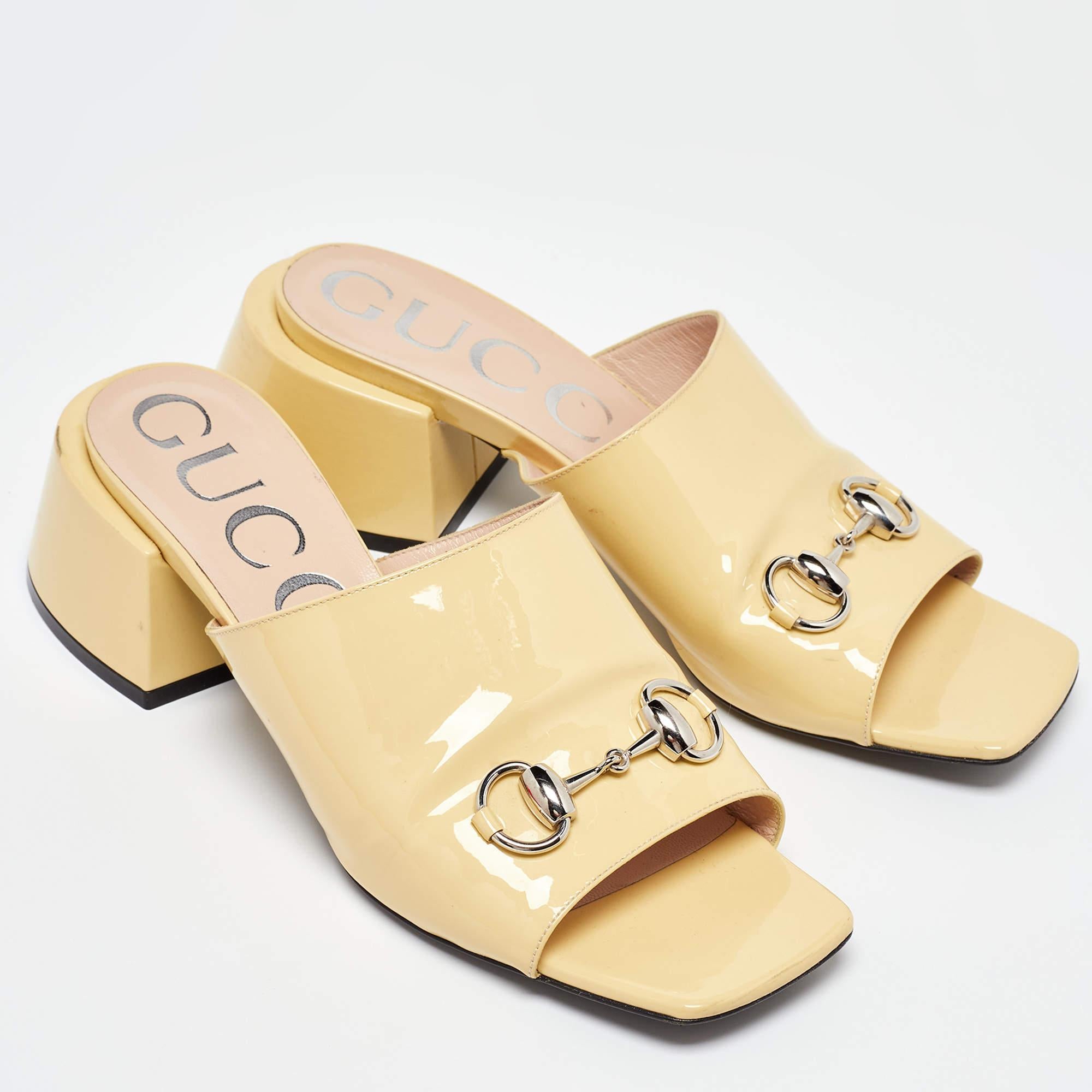 Gucci Yellow Patent Leather Lexi Horsebit Slide Sandals Size 39 In Good Condition In Dubai, Al Qouz 2