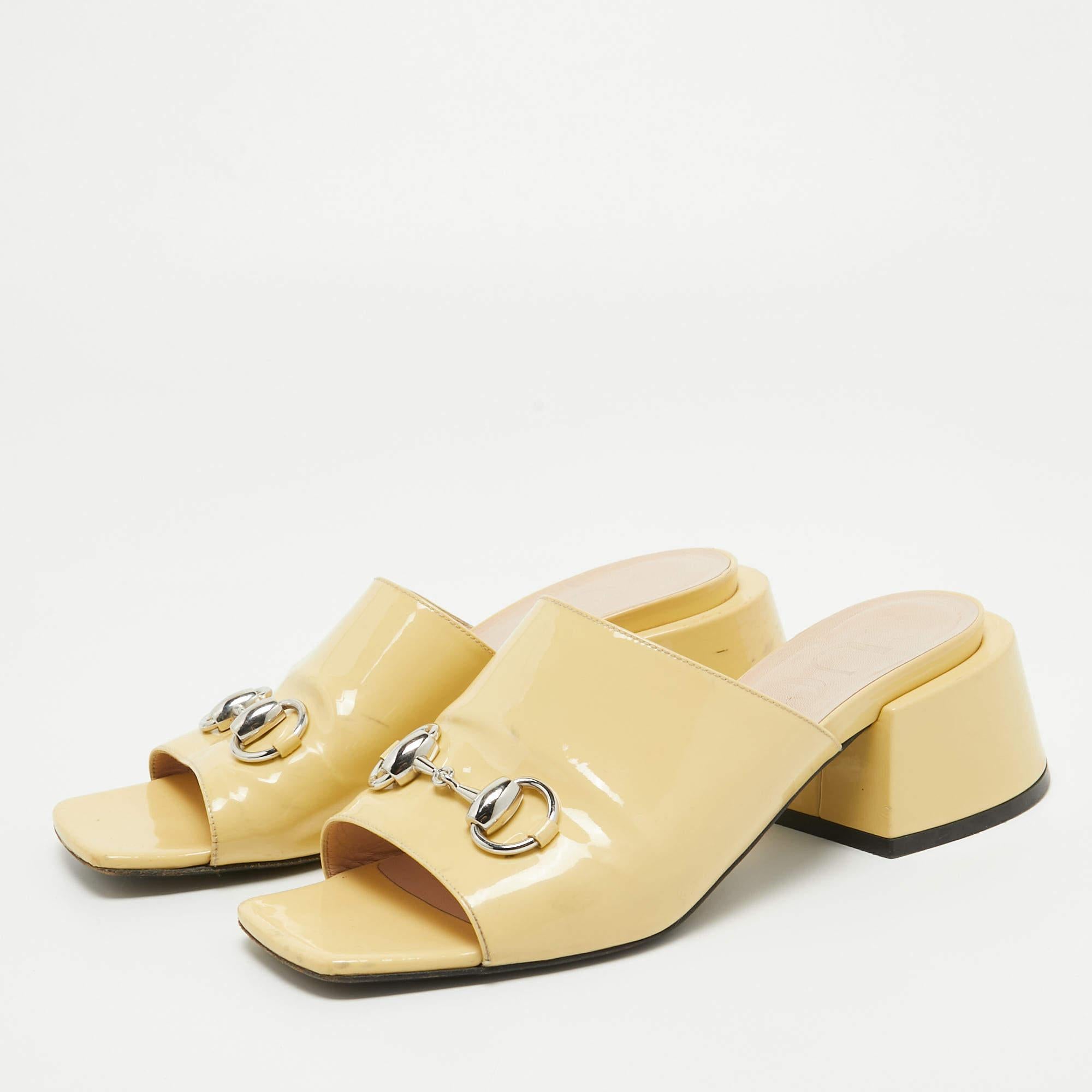 Gucci Lexi Slide Sandalen aus gelbem Lackleder Größe 36 im Angebot 2