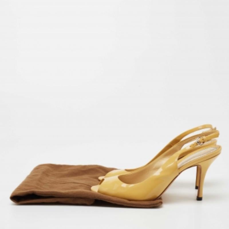 Estas bombas curvilíneas añadirán un estilo inmenso a tu look. Confeccionadas con un material lujoso, llevan plantillas bien forradas que ofrecen una comodidad infinita.