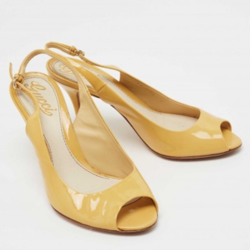 Gucci Amarillo  Charol  Bombas Peep Toe Slingback Talla 36 en Bueno estado para la venta en Dubai, Al Qouz 2