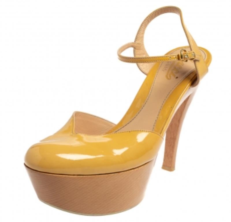 Gucci Yellow Patent Leather Platform Ankle Strap Sandals Size 38.5 In Good Condition For Sale In Dubai, Al Qouz 2