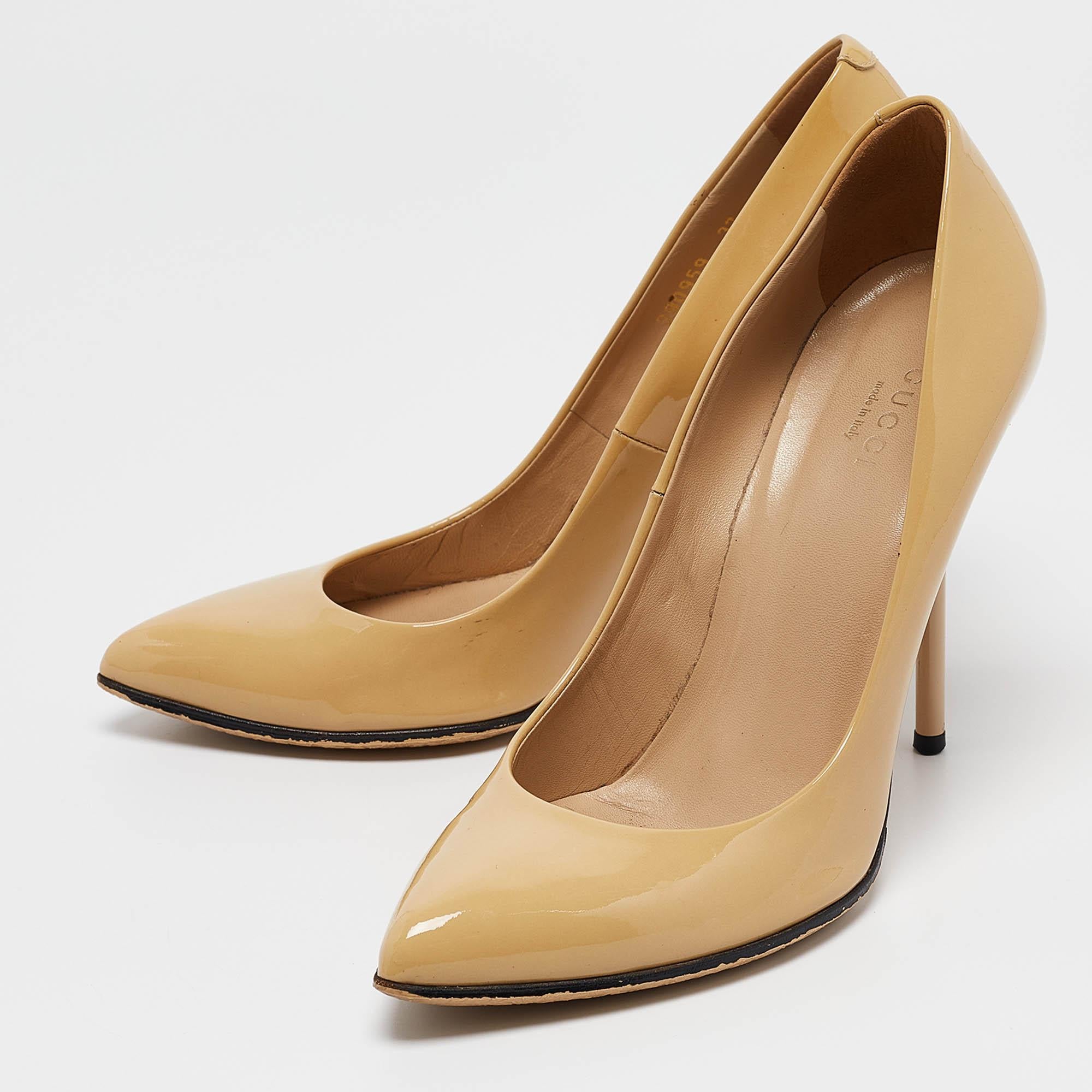 Faites preuve de chic avec ces escarpins de créateur. Ils présentent des talons robustes et des semelles durables  parfait pour vos sorties à la mode