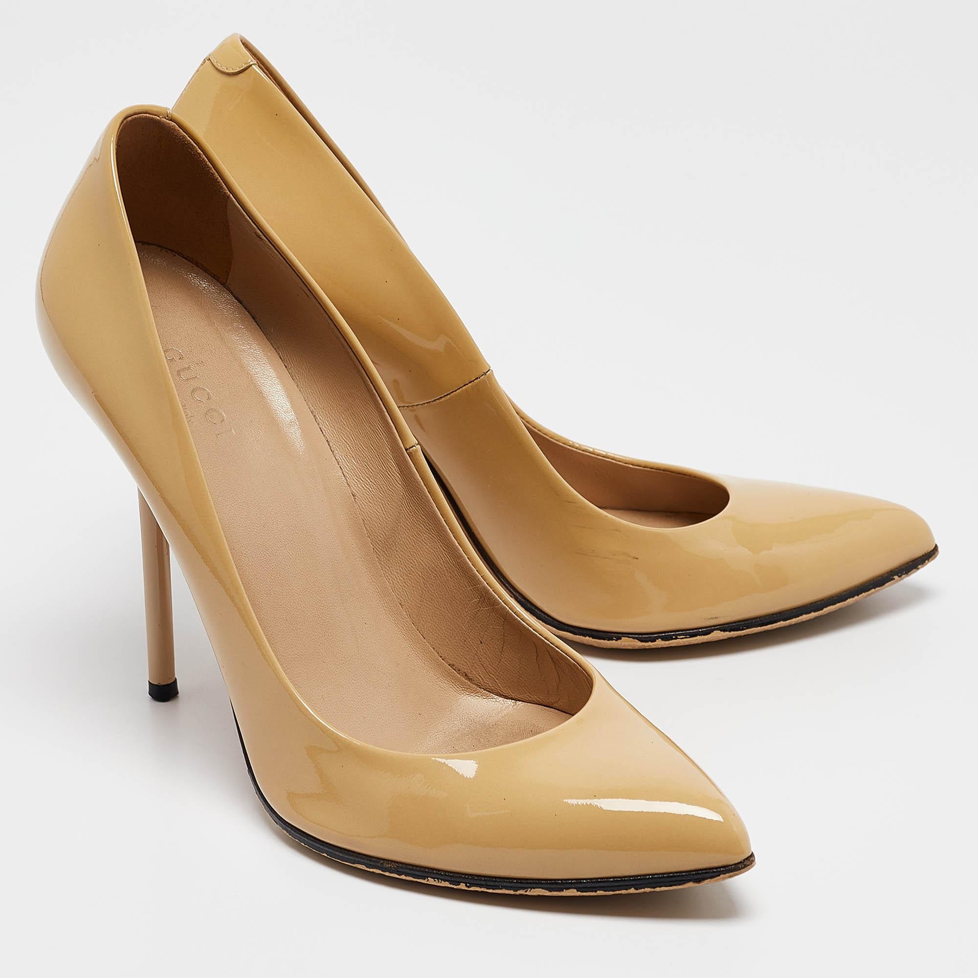 Gucci escarpins à bout pointu en cuir verni jaune, taille 37 Bon état - En vente à Dubai, Al Qouz 2