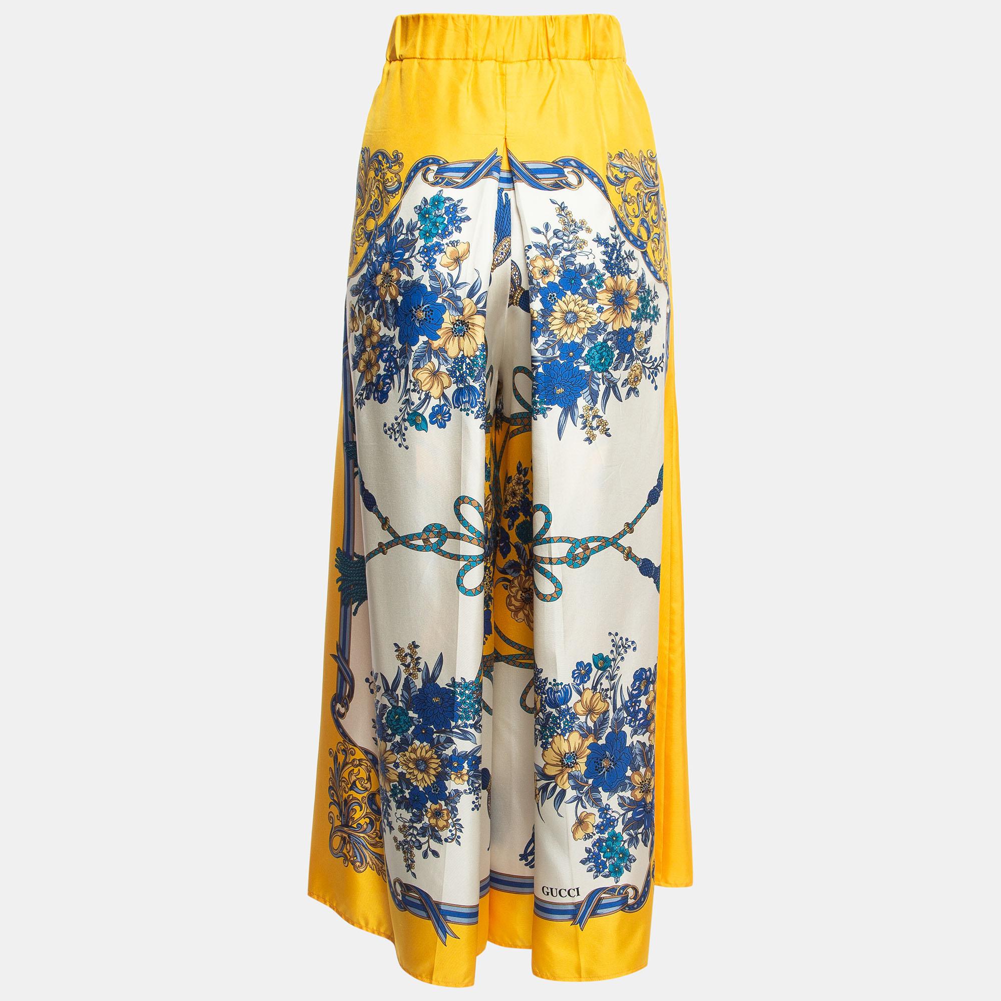 These amazing palazzo pants from Gucci are incredibly chic and effortlessly stylish. The yellow pants are designed with a striking print all over and equipped with two pockets. They will lend you a fantastic fit and will look great with simple