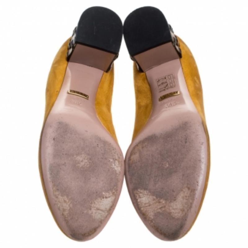 Realizzate appositamente per farti sentire una diva della moda, queste décolleté Gucci sono imperdibili. Queste bellezze gialle sono realizzate in pelle scamosciata e presentano una punta rotonda con comode solette foderate in pelle. I favolosi