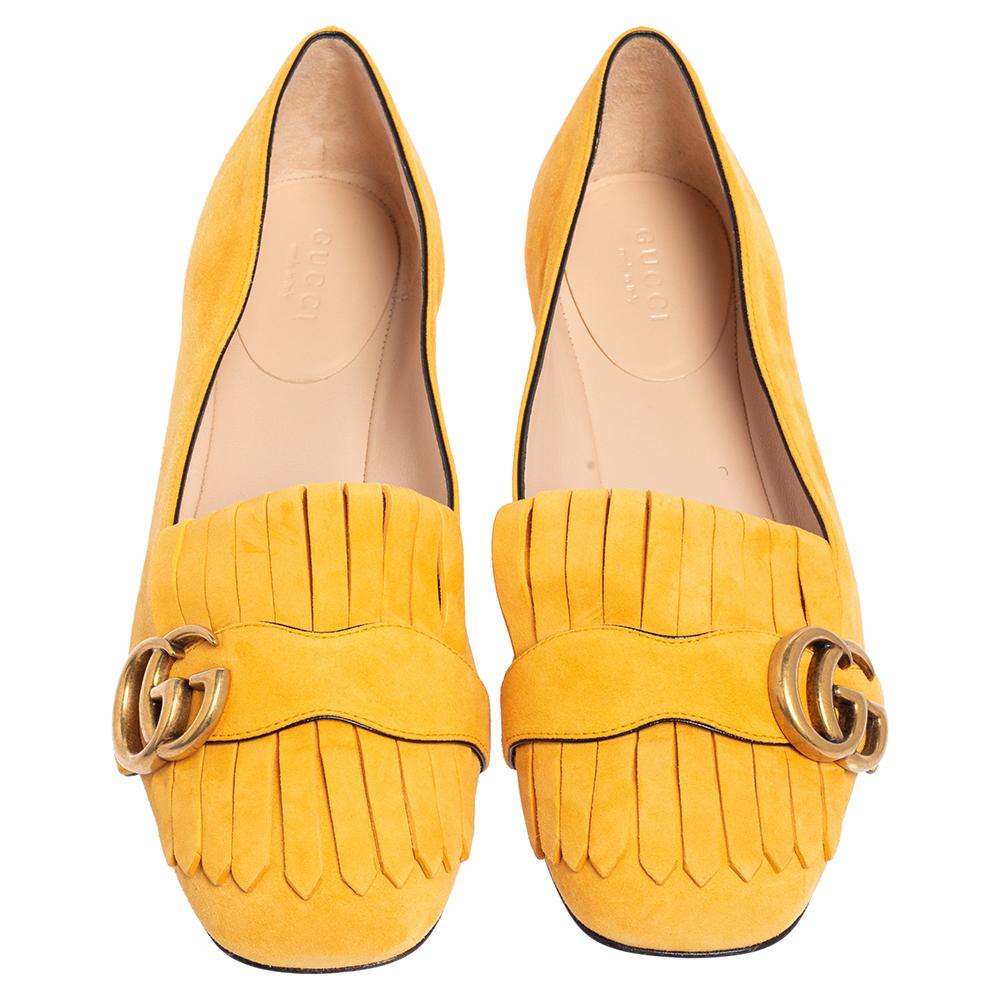 This pair of Marmont ballet flats by Gucci is a buy to wear and treasure. The shoes have been crafted from yellow suede and styled with folded fringes and the brand's signature GG on the uppers. Square toes and durable soles complete the