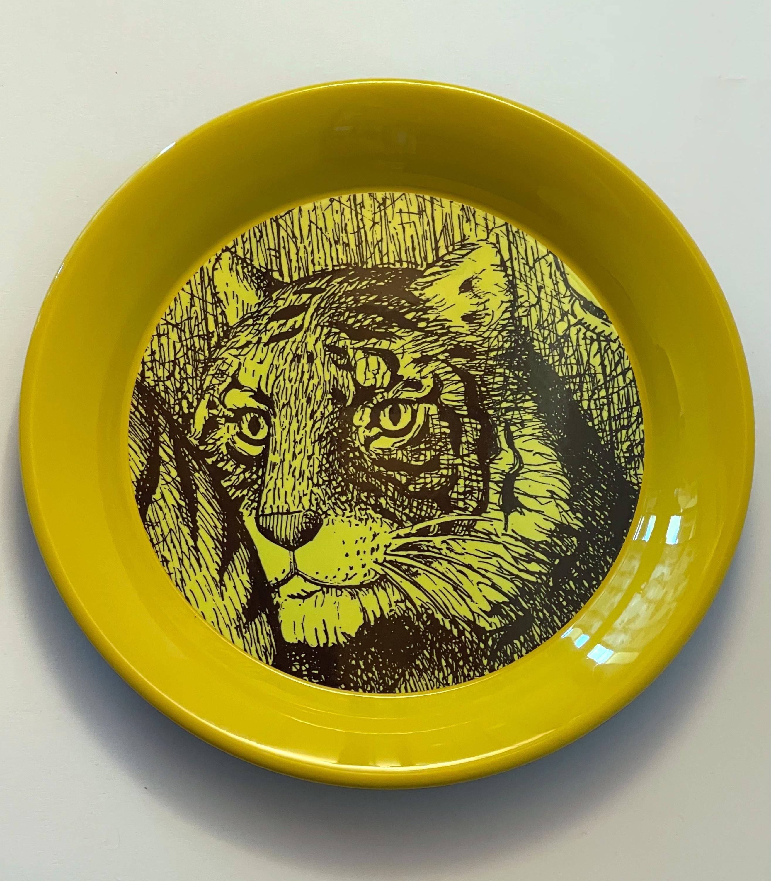 Assiette ou plateau de service rond en métal à tigre jaune de Gucci avec base en velours rouge / Fabriqué en Italie en 2017.
Tampon d'origine sur la face inférieure
Diamètre : 11 pouces / Hauteur : 0.5 pouces
1 disponible en stock en
