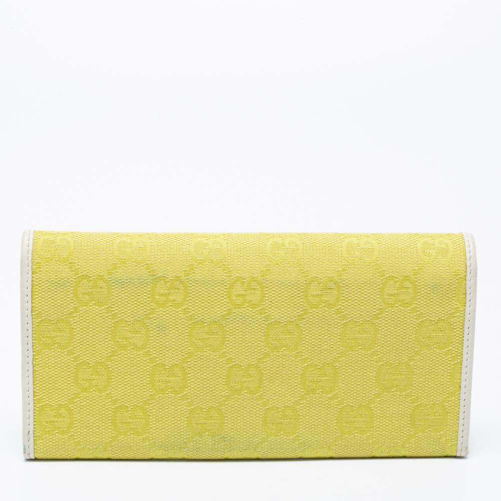 Die charmante Ausstrahlung und das exquisite Design dieser Gucci-Brieftasche machen sie im Handumdrehen zu Ihrem Lieblingsstück. Sie ist aus GG Canvas und Leder gefertigt und mit goldfarbenen Akzenten verziert. Die Klappe des Portemonnaies gibt den