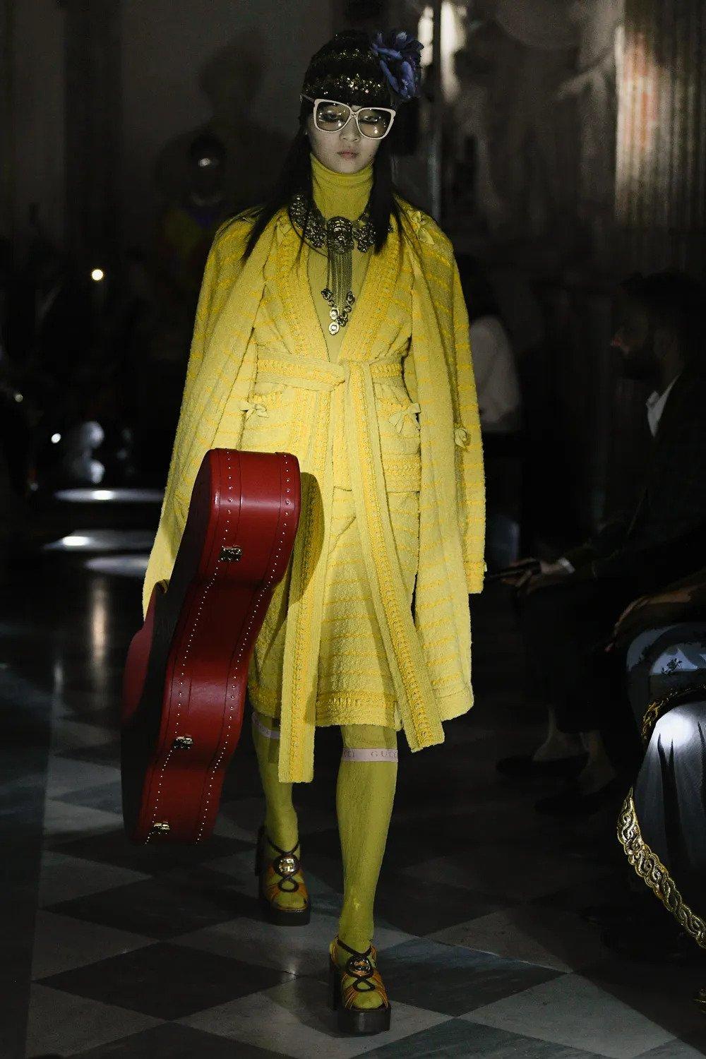 GUCCI yellow wool 2020 BOW EMBELLISHED OPEN KNIT Coat Jacket XS For Sale 4