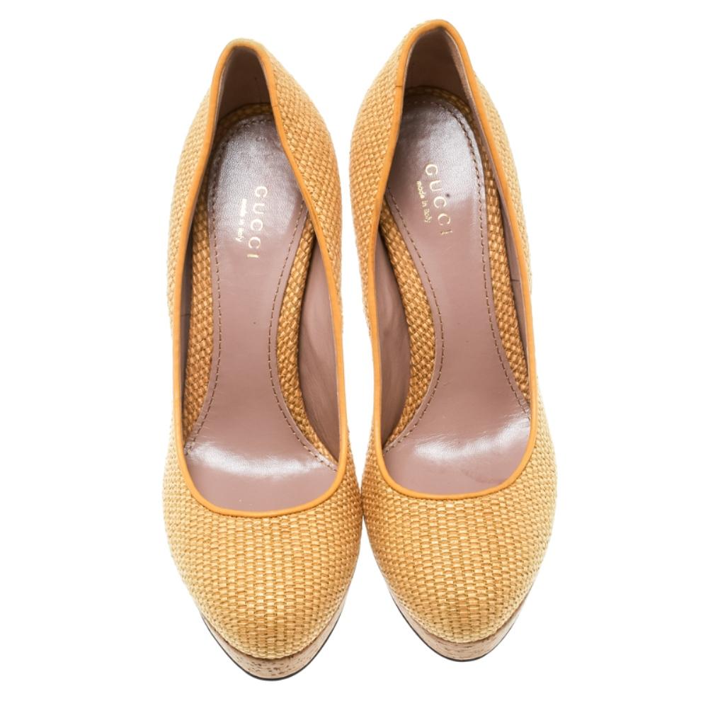 You're all set to touch the skies in these gorgeous pumps from Gucci! The yellow Bumblebee pumps are crafted from woven jute and feature almond toes. They flaunt leather lined insoles, 13.5 cm heels and solid cork platforms that provide maximum
