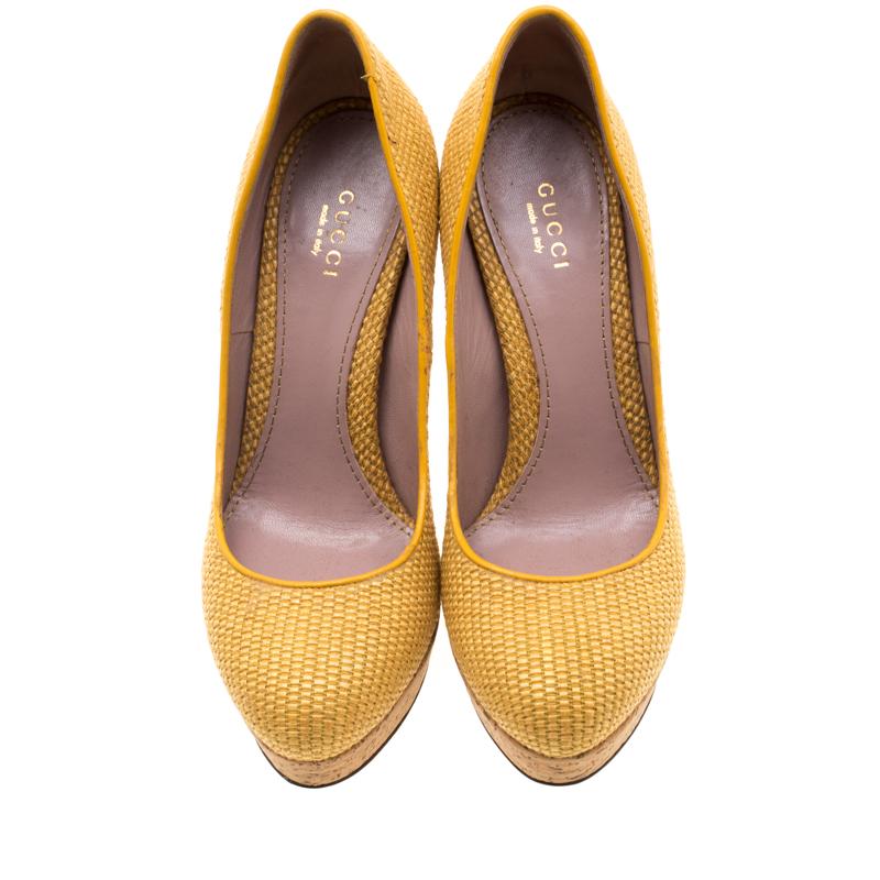 You're all set to touch the skies in these gorgeous pumps from Gucci! The yellow Bumblebee pumps are crafted from woven jute and feature almond toes. They flaunt leather-lined insoles, 13.5 cm heels and solid cork platforms that provide maximum